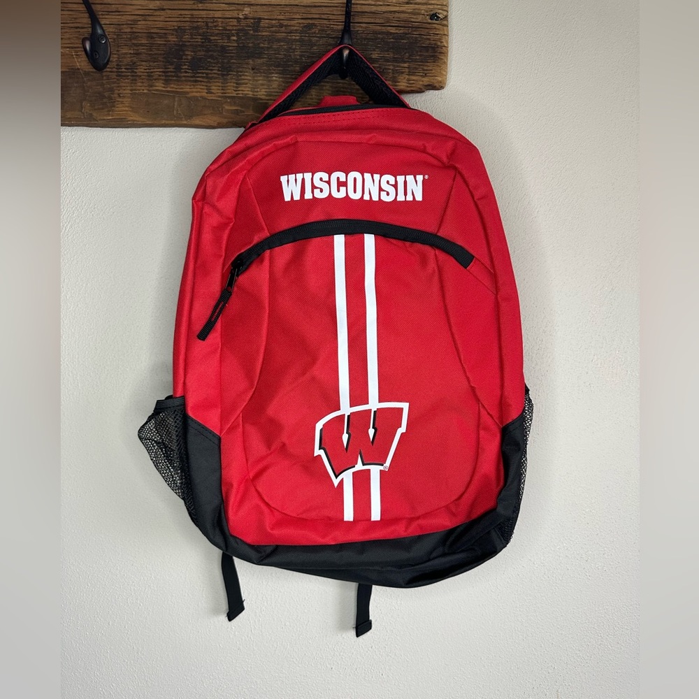 FOCO Wisconsin Badgers Action Backpack Style: BPNCACTWI‎